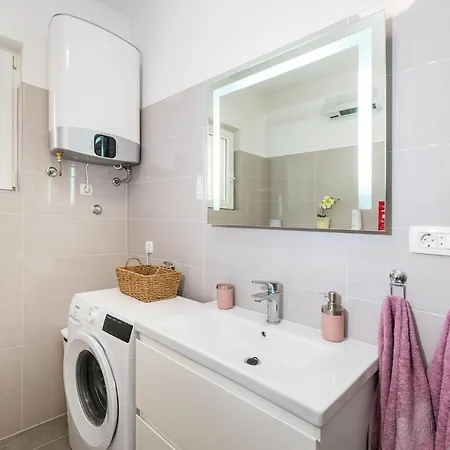 Apartment Visnja *